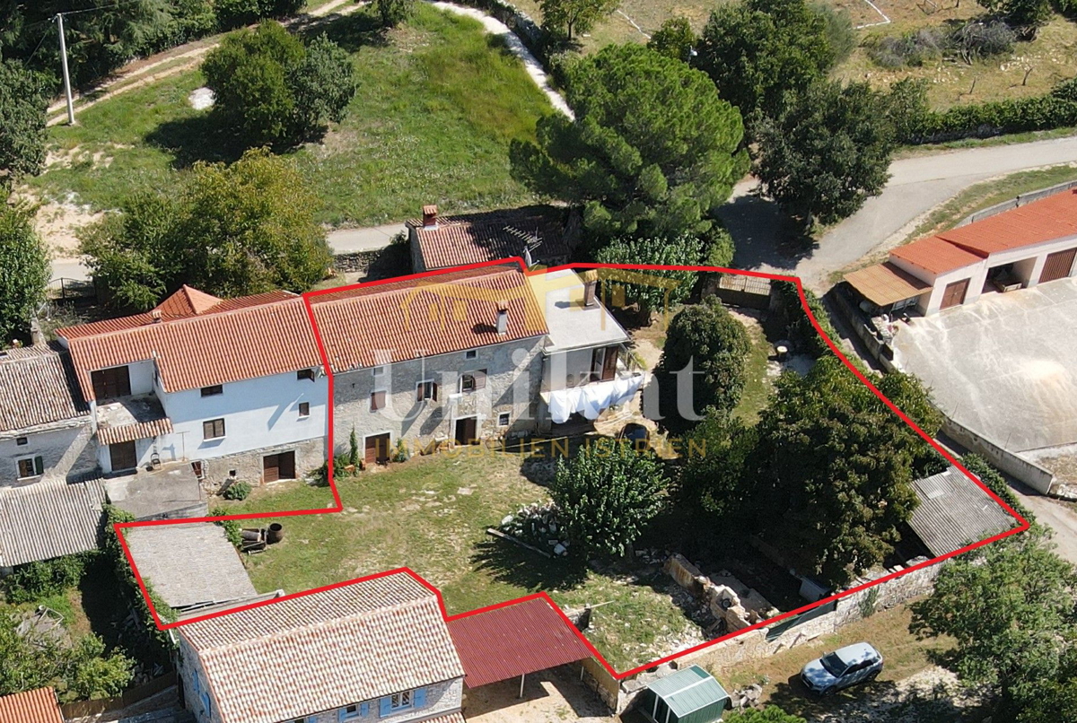 Kamnita dvojna hiša vseljiva, za obnovo